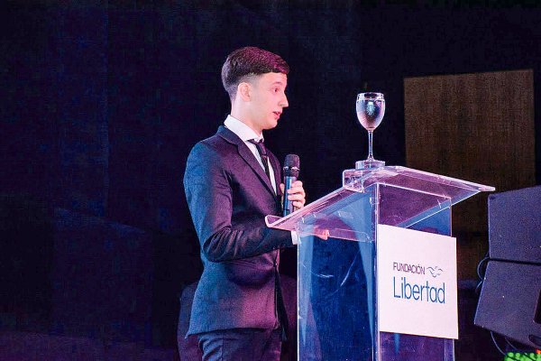 El joven argentino que le pidió a Elon Musk instalar Starlink en Irán y Cuba