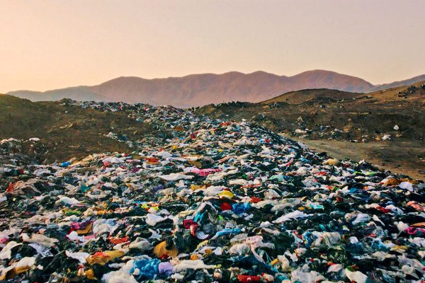 Ropa desechada en el desierto de Atacama se convertirá en prendas de alta costura