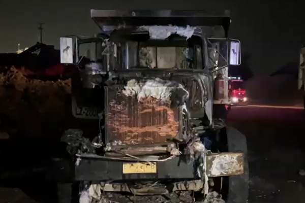 Incendio presuntamente intencional destruyó cinco camiones durante la noche del sábado en Puente Alto