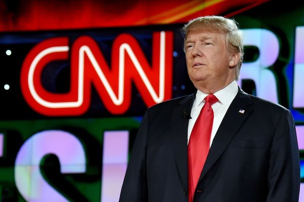 Trump demanda a CNN por difamación y dice que la cadena le teme a su postulación en 2024