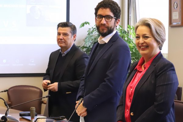 Christian Melis junto al subsecretario del Trabajo, Giorgio Boccardo, y la ministra del ramo, Jeannette Jara.