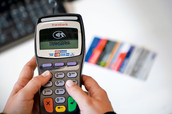 Industria de medios de pago despliega lobby tras fallo de la Suprema por Transbank