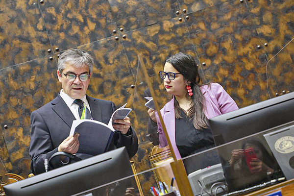 El ministro Marcel junto a la directora de Presupuestos, Javiera Martínez.