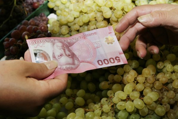Inversionistas extranjeros revierten apuesta de US$ 8 mil millones en el peso chileno