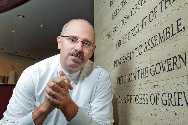 Tom Ginsburg: “La vieja constitución está muerta, pero la nueva aún no nace”