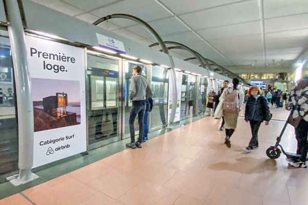 El Airbnb chileno que apareció en el metro de París