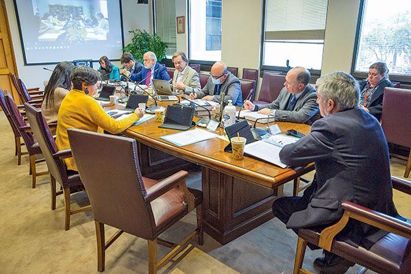 El ministro Carlos Montes participó este martes en la comisión de Vivienda en el Senado.