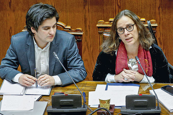 El subsecretario José Miguel Ahumada junto a la canciller Antonia Urreojal. Foto: Reuters