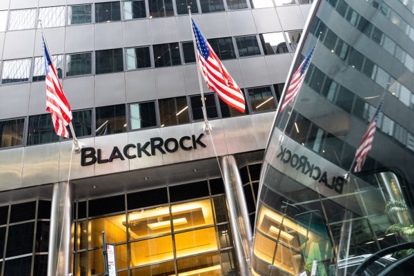 BlackRock vence los pronósticos con una caída de utilidades más acotada por la demanda de sus ETF