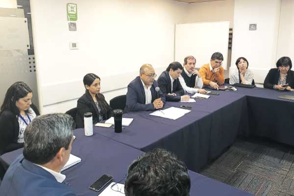 Gremios y autoridades se reunieron en la CNE a partir de las 09.30 horas. Foto: Julio Castro