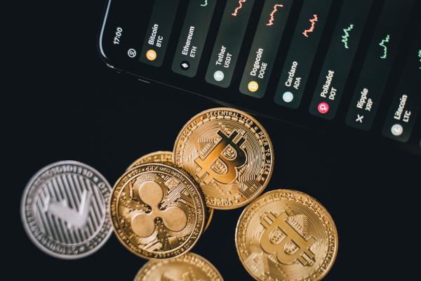 Bitcoin se vuelve menos volátil que las acciones, pero expertos encienden luz de advertencia