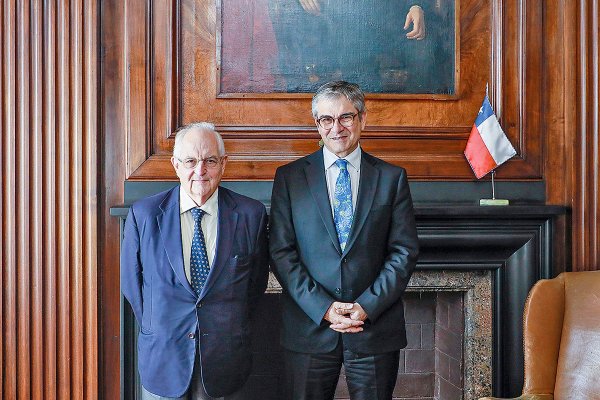 El reservado encuentro entre el ministro Mario Marcel y el editor en jefe del Financial Times