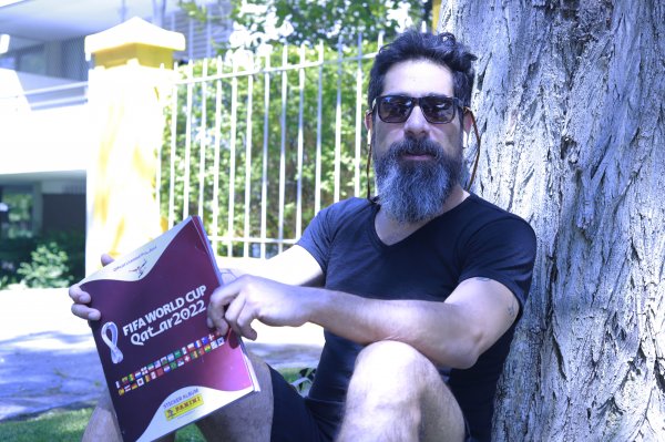 Cristóbal Bellolio y Axel Callís, dos historias de coleccionistas del álbum Qatar 2022