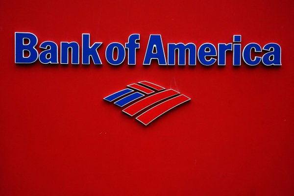 Las utilidades de Bank of America bajan, pero vence los pronósticos y la acción sube 4%
