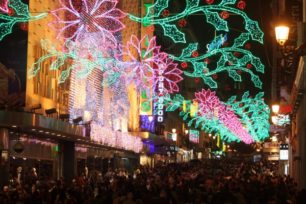 A diferencia de otras ciudades, Madrid mantendrá la iluminación debido al interés turístico y comercial. (Foto: Bloomberg)