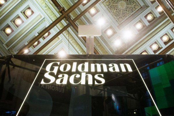 Goldman Sachs reporta una caída en utilidades menos profunda que lo esperado y confirma reorganización de sus negocios