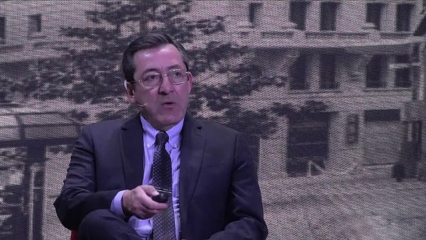 <p>El economista Ángel Cabrera estima un dólar promedio sobre los $ 1.000 para el próximo año</p>