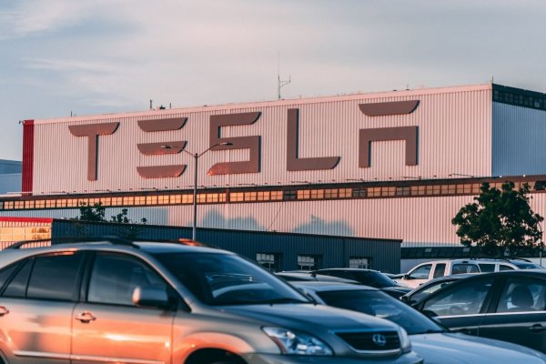 Tesla informa ventas por debajo de las estimaciones, afectadas por la fortaleza del dólar