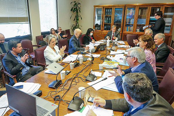 Comisión de Trabajo del Senado inicia votación del proyecto de 40 horas con fuertes diferencias con el Ejecutivo por adaptabilidad