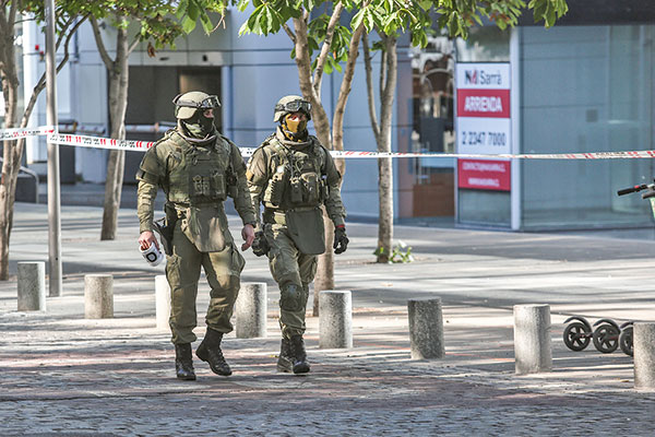 El Gope de Carabineros realizó un intenso operativo en el edificio y su entorno hasta pasado el mediodía de ayer. Foto: Agencia Uno