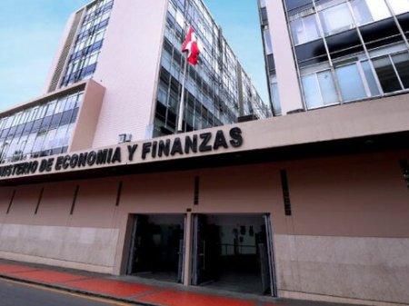 Perú dice que requieren "medidas urgentes" para evitar perder grado inversión tras rebaja de perspectiva Fitch