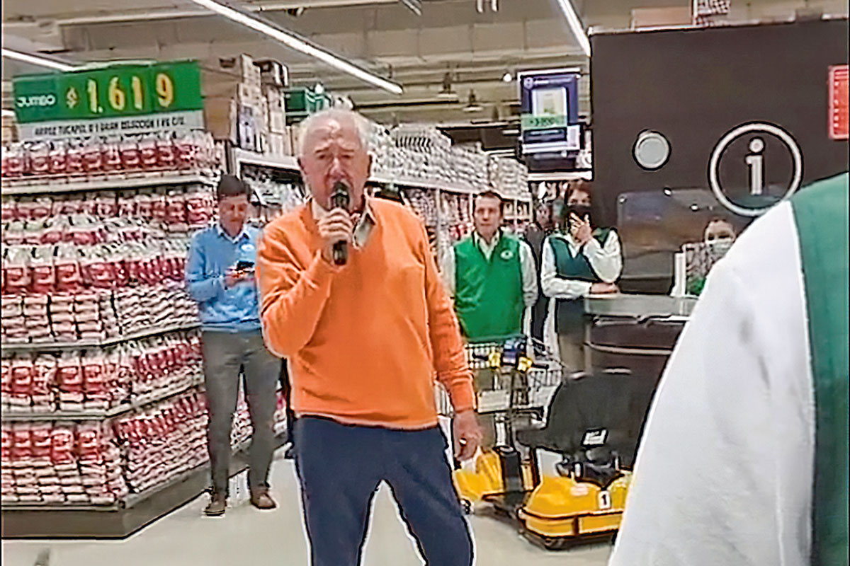 <p>Cómo se coordinan las visitas de Horst Paulmann a los Jumbo</p>