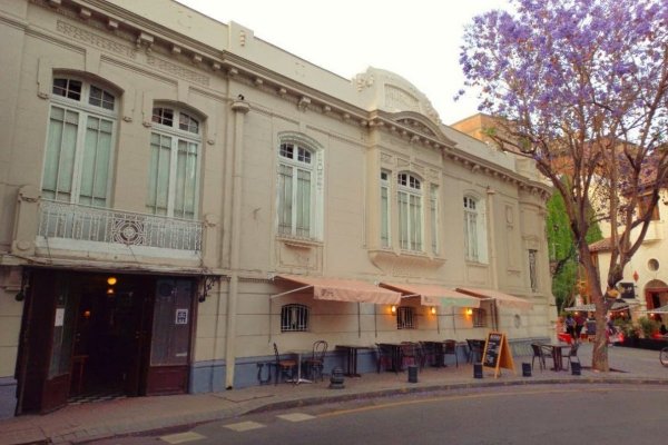 El tradicional bar Berri de Lastarria no cerrará sus puertas