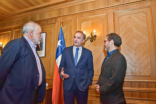 El ministro de Vivienda, Carlos Montes; el presidente del CDE, Juan Antonio Peribonio; y el ministro de MOP, Juan Carlos García.