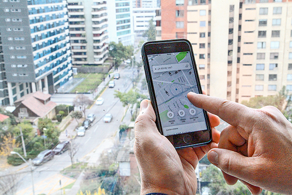 Uber pide a la Dirección del Trabajo dejar sin efecto su dictamen sobre las aplicaciones digitales