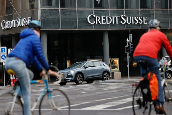 Credit Suisse afirma que atrajo a un inversionista clave mientras la acción cae 12,8% por fuertes pérdidas trimestrales