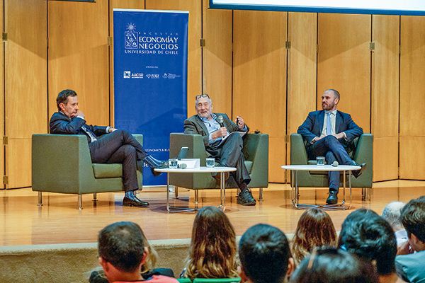 José de Gregorio y el exministro de Economía argentino, Martín Guzmán, acompañaron a Stiglitz.