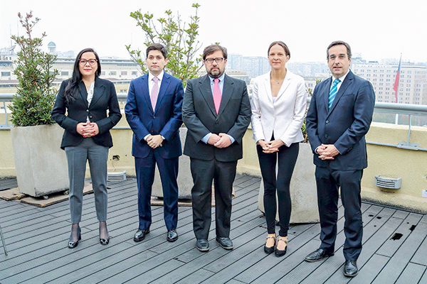 Los integrantes del CFA: Paula Benavides, Hermann González (vicepresidente), Jorge Rodríguez (presidente), Jeannette von Wolfersdorff y Aldo Lema. Foto: CFA.