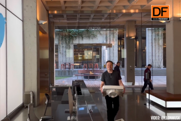<p>Ahora en DF | Con un lavamanos: Así llegó Elon Musk a las oficinas de Twitter</p>