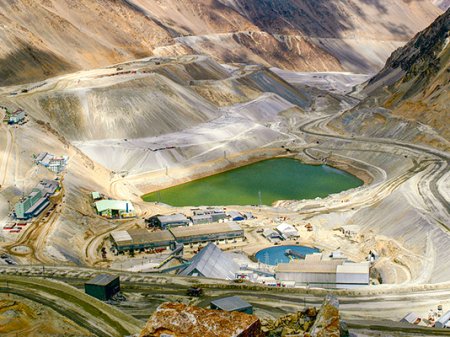 Inicio de Quellaveco en Perú no logra evitar caída en producción de cobre de Anglo American