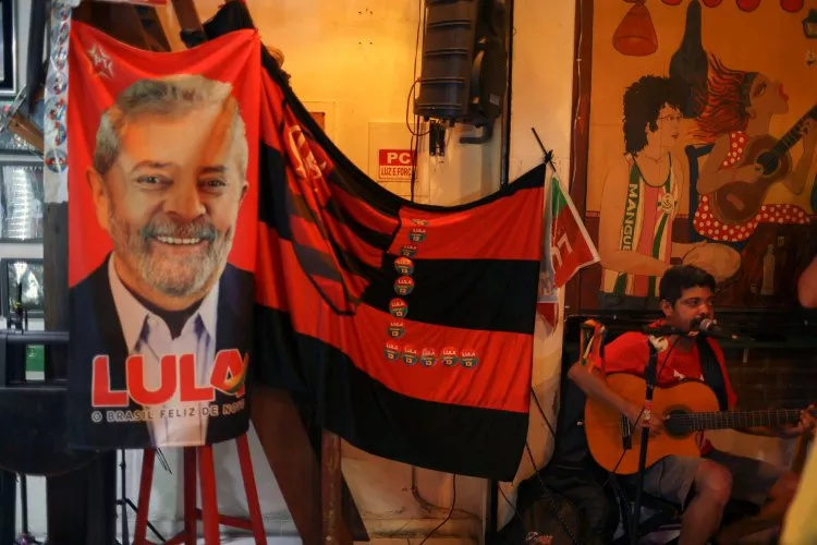 Lula vuelve al poder tras derrotar a Bolsonaro en disputada elección en Brasil
