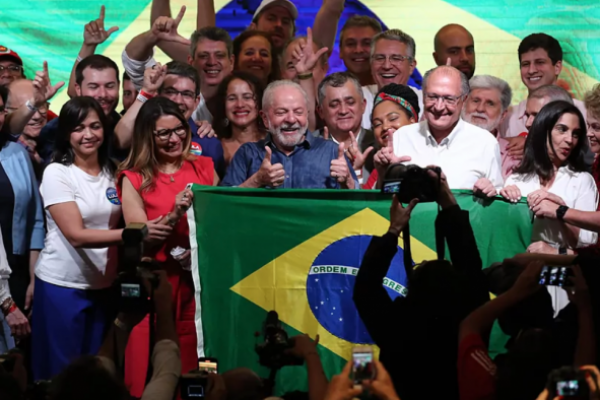 El expresidente brasileño Luiz Inácio Lula da Silva, celebra su ajustada victoria. Sebastiao Moreira EFE