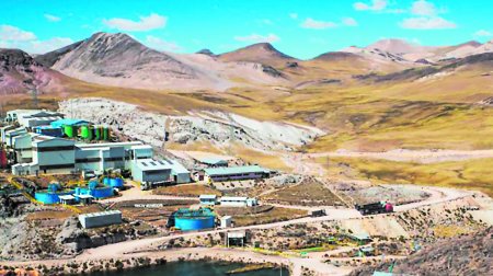 Minera Hochschild mantiene producción en la Inmaculada en Perú, pese a bloqueos de comunidad andina