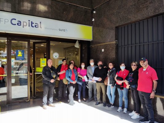 <p>Trabajadores de La Polar entregan carta a AFP Capital y piden diálogo para evitar el cierre de la empresa</p>