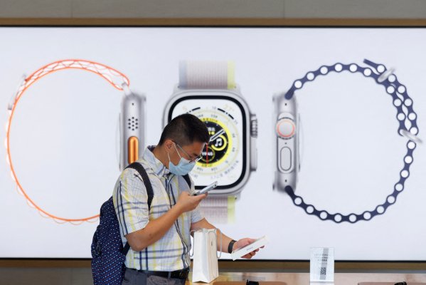 Aumento de casos Covid modera las esperanzas de que el confinamiento de la "ciudad IPhone" de China se levante pronto