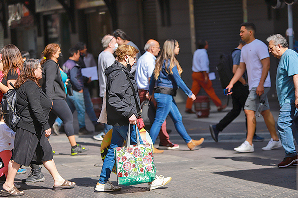 Hogares chilenos: crece endeudamiento vía créditos y la morosidad comienza a elevarse en consumo