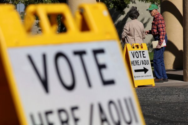 Los votantes dan un reñido veredicto en elecciones en EEUU y republicanos llevan delantera en Cámara de Representantes