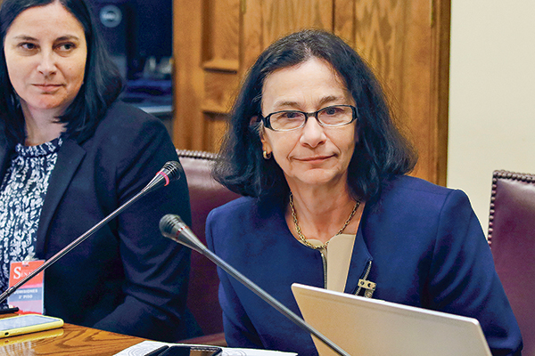 La presidenta del Banco Central, Rosanna Costa, expone el IEF ante la Comisión de Hacienda del Senado. (Foto: Agencia Uno)