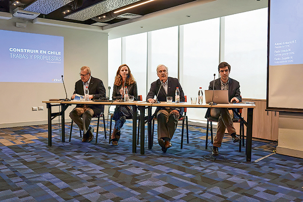 Carlos Zeppelin, vicepresidente; Paula Urenda, gerenta general; Antonio Errázuriz, presidente, y Nicolás León, gerente de estudios y políticas públicas de la Cámara Chilena de la Construcción.