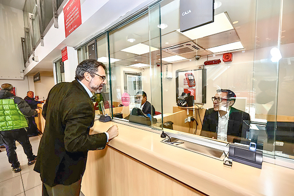 La mano de Román Blanco comienza a sentirse en Santander: nuevo proyecto de centro de pagos y cambio de ejecutivos