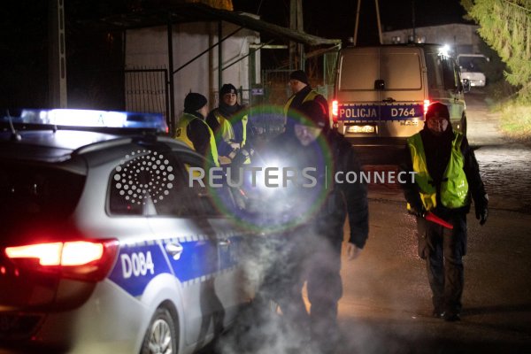 La policía bloquea el acceso cerca de la explosión en Przewodow, un pueblo en el este de Polonia cerca de la frontera con Ucrania. (Foto: Reuters)