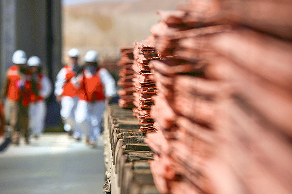 Escondida refuta a trabajadores en paro por seguridad laboral: el objetivo es obtener bonos y aportes sindicales