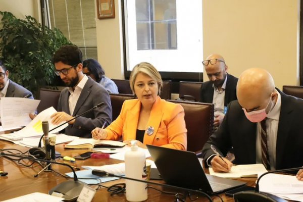 <p>Avanza proyecto de jornada laboral de 40 horas: precisan quiénes quedan exentos y regulan las horas extras</p>