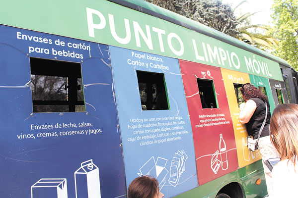 Chilenos consideran que el aumento de la basura es el principal problema ambiental tras la sequía