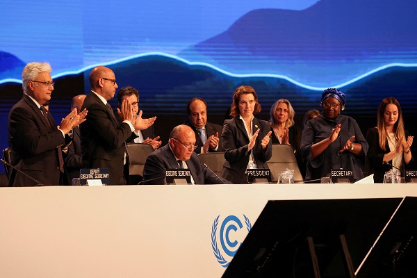 Los delegados aplauden mientras el presidente de la COP27 , Sameh Shoukry, pronuncia una declaración durante la sesión plenaria de clausura de la cumbre climática de la COP27. Foto: Reuters