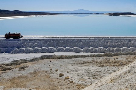 Chilena SQM admite presión competitiva por creación de la Empresa Nacional del Litio